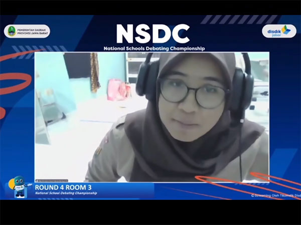 SMAN 3 DEPOK Goes National: Nisrina Zulfa Raih 1st Best Speaker NSDC 2025 Jawa Barat