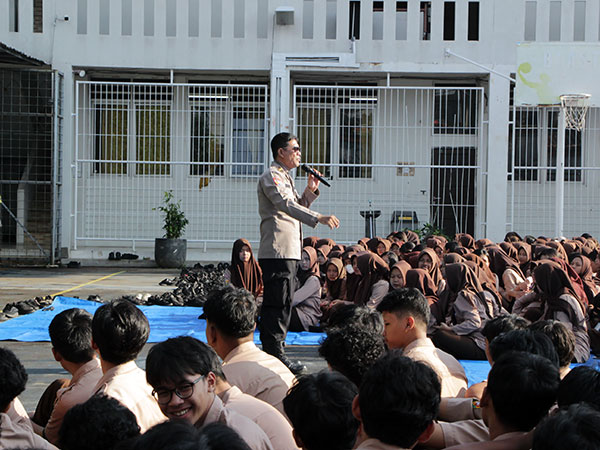 Remaja Cerdas, Remaja Waspada: SMANTI Bersama Polsek Sukmajaya